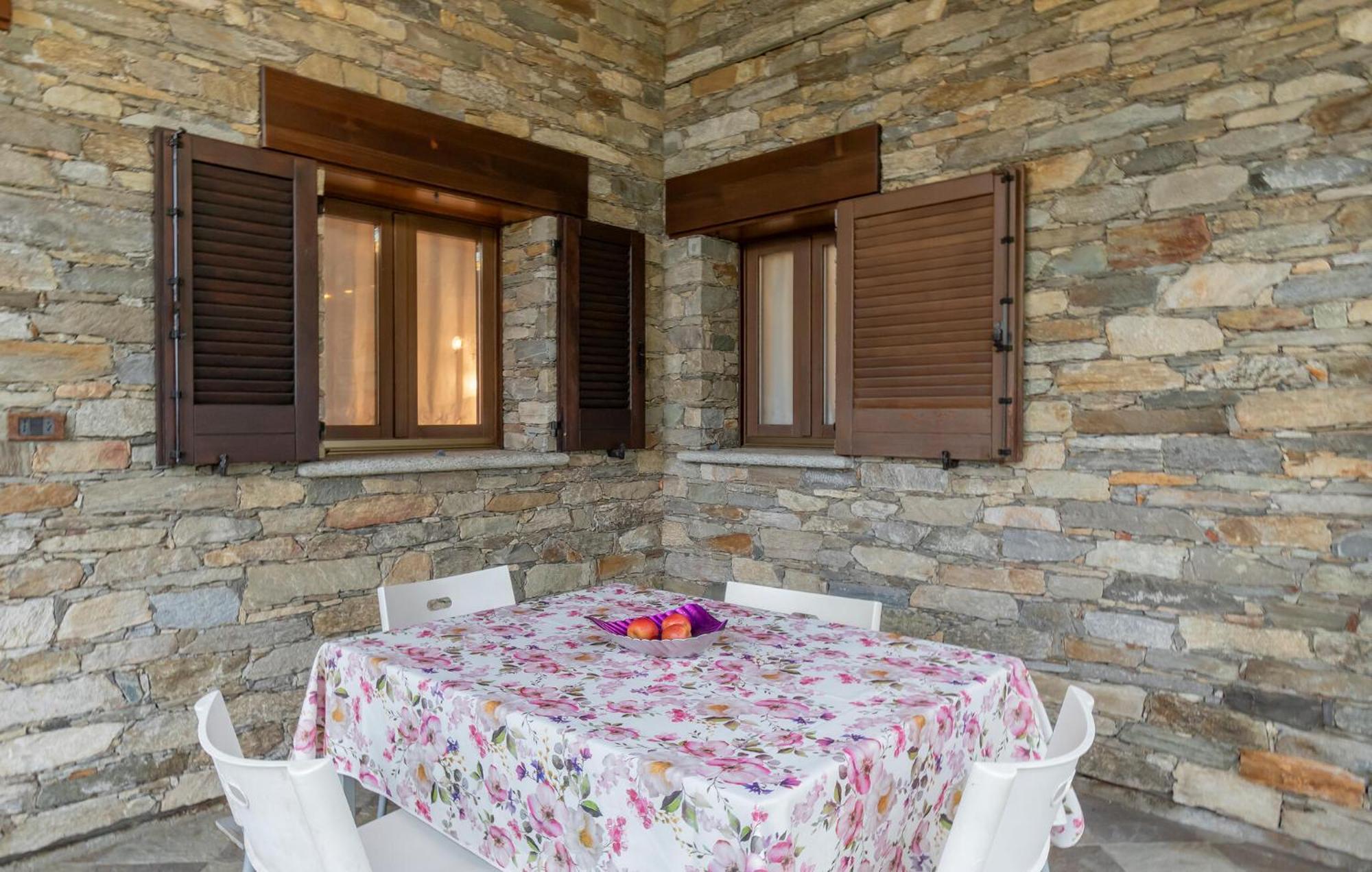 2 Bedroom Stunning Home In Luino Exterior photo