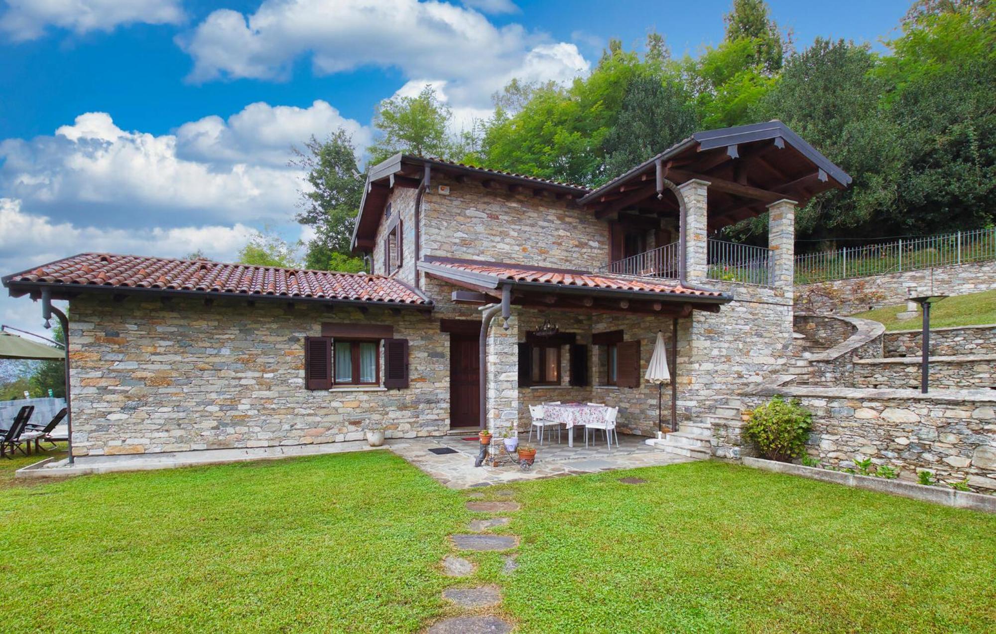 2 Bedroom Stunning Home In Luino Exterior photo